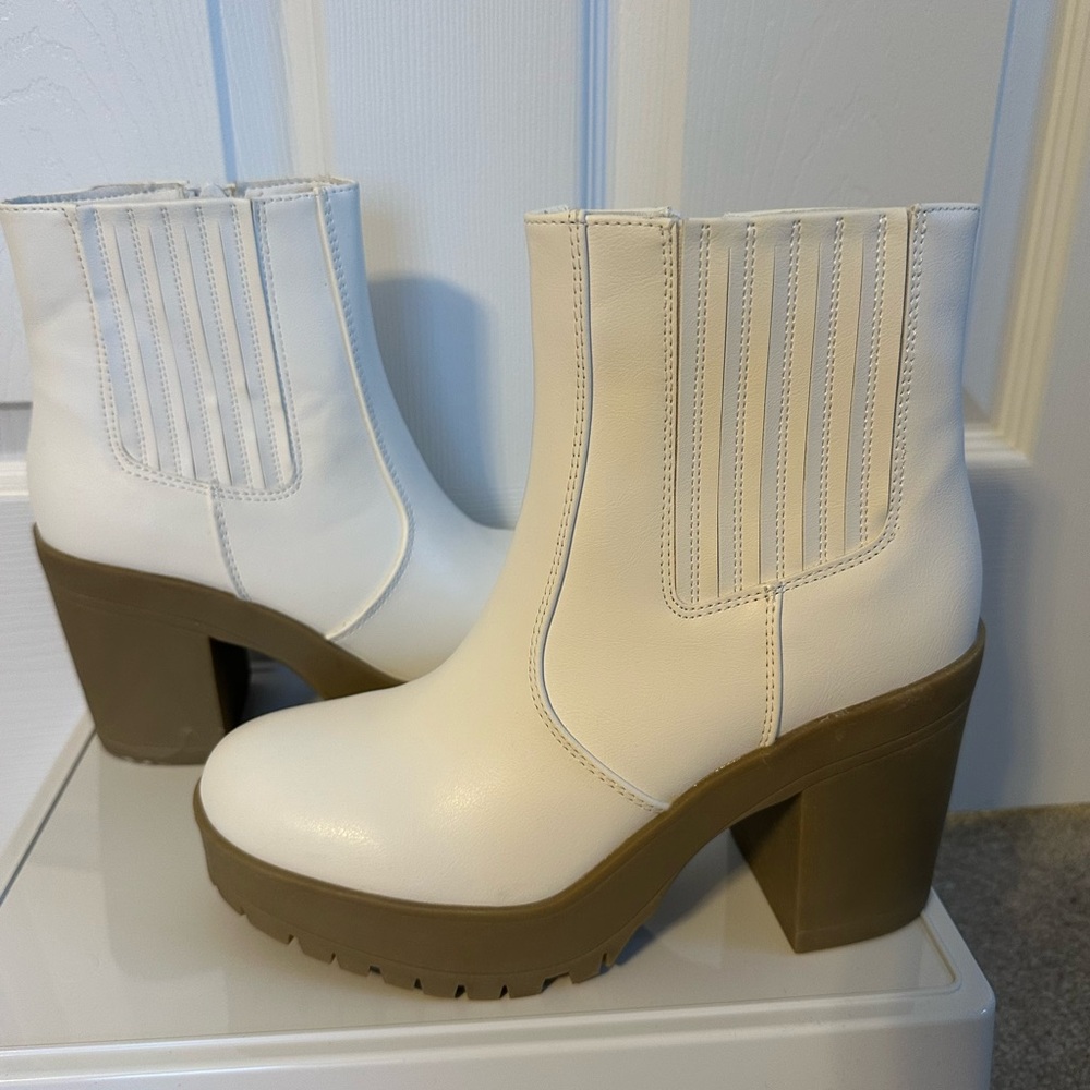 Journee Riplee White Platform Booties - Picture 4 of 6